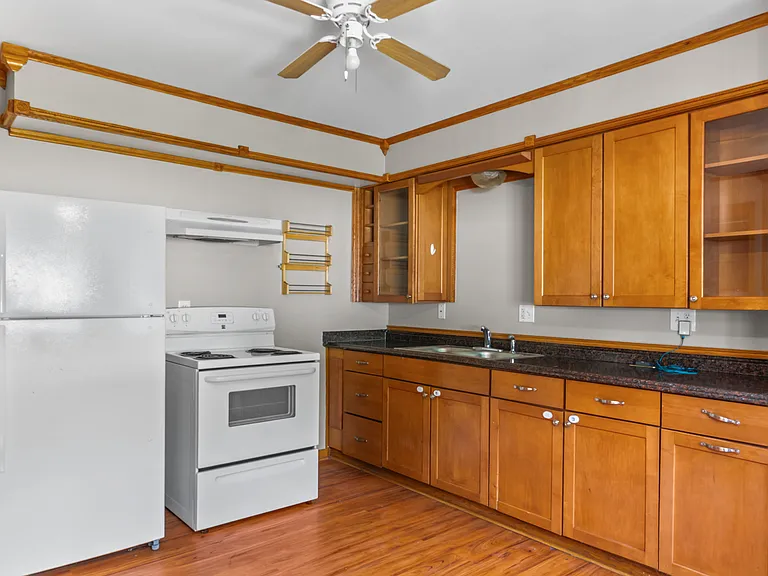 1072 N Highland Ave — Photo 5
