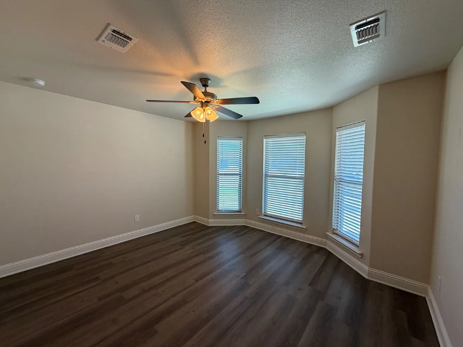 4 bed, 2.0 bath, 1927 sqft, $2,100 — Photo 3