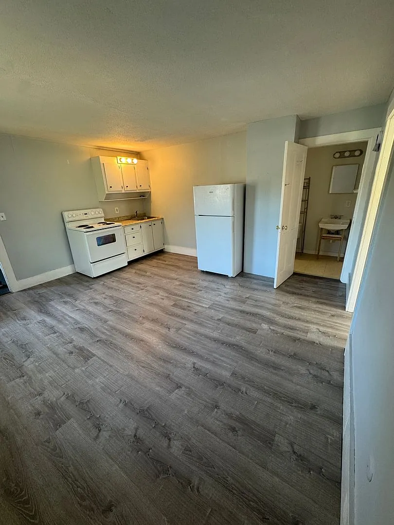 38 Railroad St — Photo 3