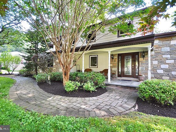 3rd image of 3913 Bradford Rd