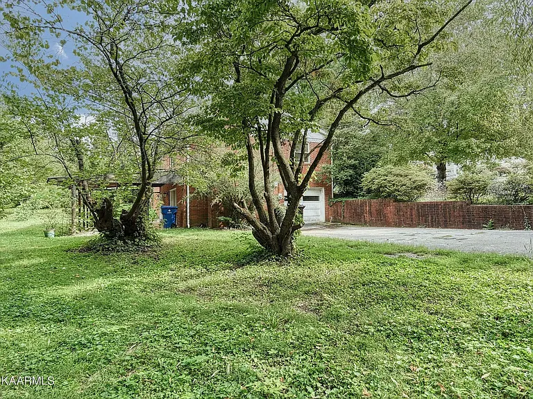 200 Suburban Rd — Photo 36
