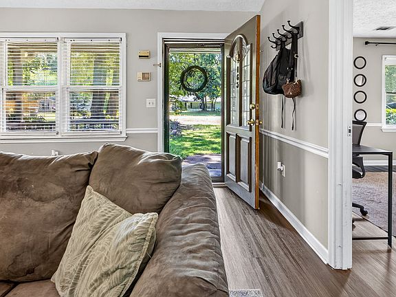 5th image of 165 Lazy Hollow Ln
