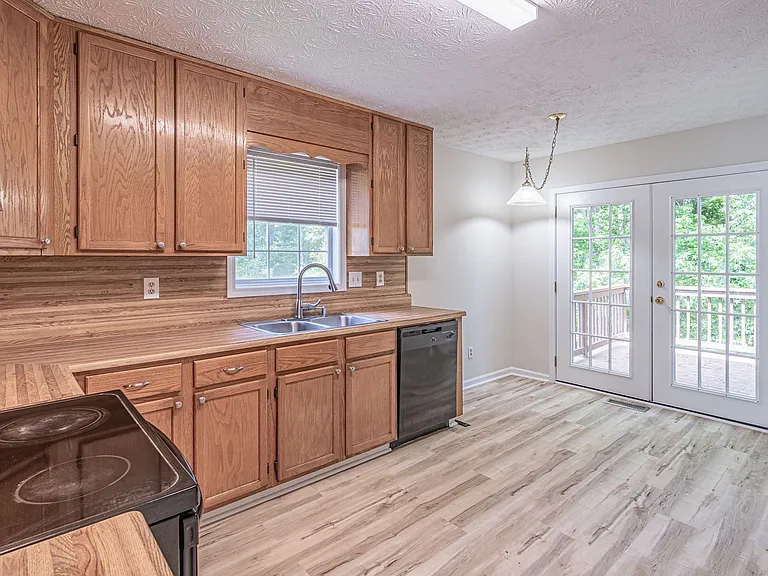 2402 Betsy Ct SW — Photo 16