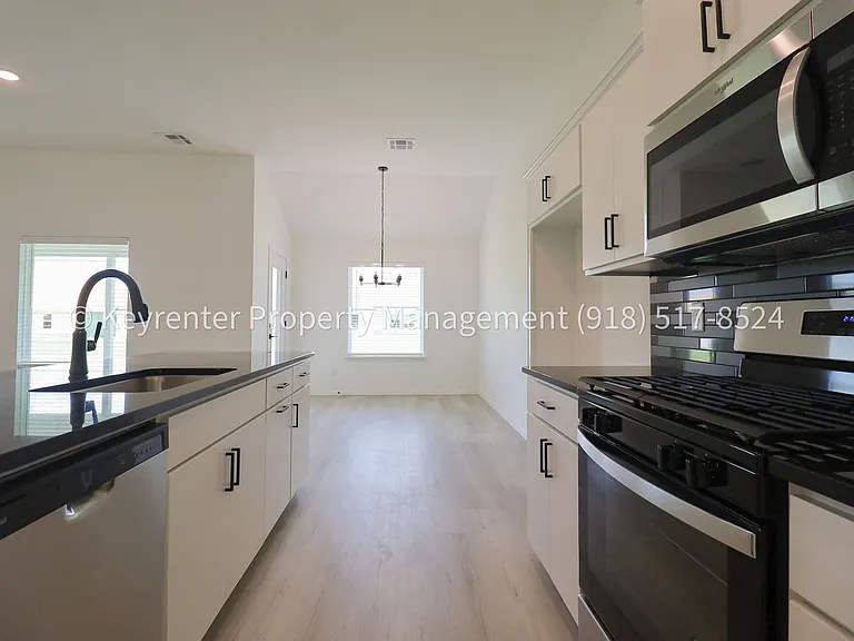 2908 S Redwood Ave — Photo 15
