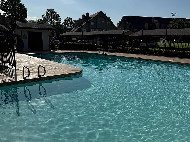 Silver Sands Apartments — Photo 18