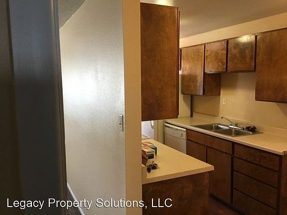 3rd image of 415 E St APT 4