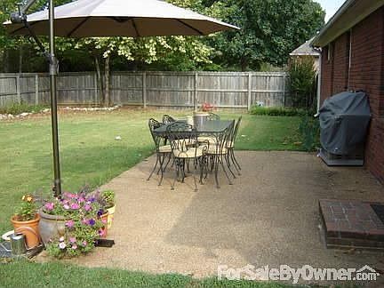 Fenced in backyard w/patio