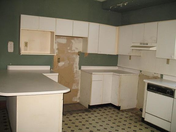 5th image of 276 E Locust St