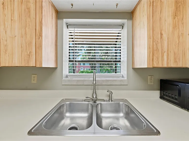 625 E 8th Ave — Photo 4