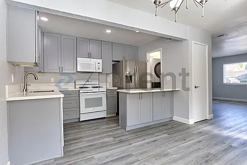 213 E Acacia St Photo 1