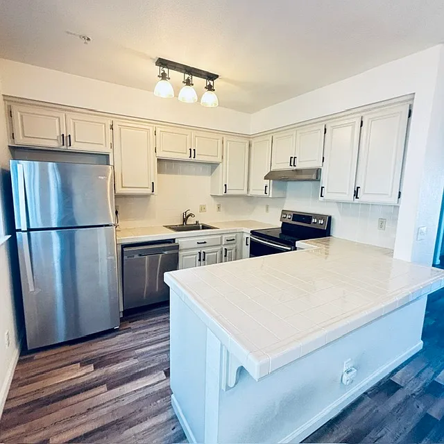 2 bed, 1005 sqft, $3,800 — Photo 2