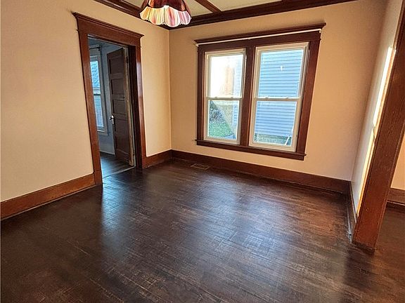 4th image of 248 Flower Ave E