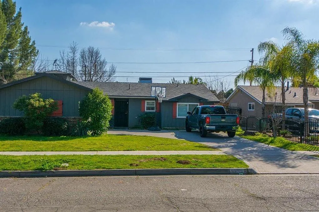 4052 E Ashlan Ave photo 1
