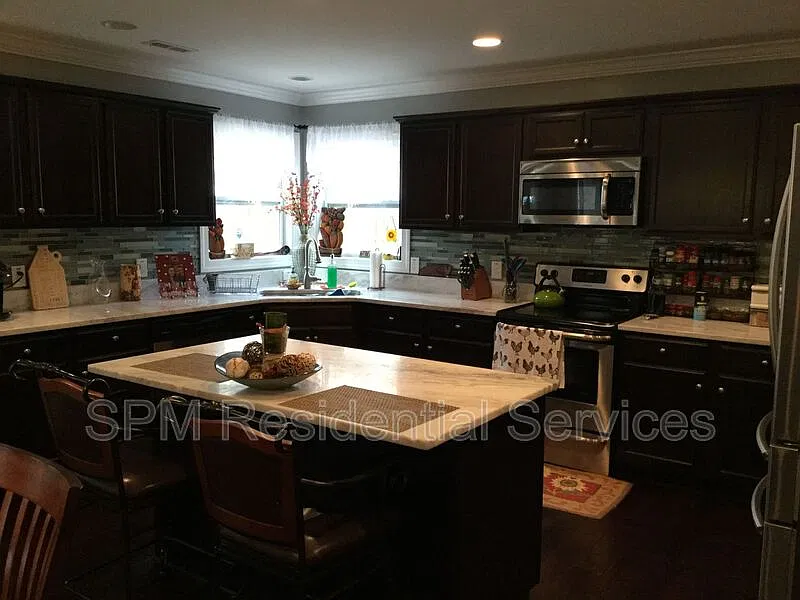 4 bed, 2.5 bath, 2217 sqft, $2,200 — Photo 3