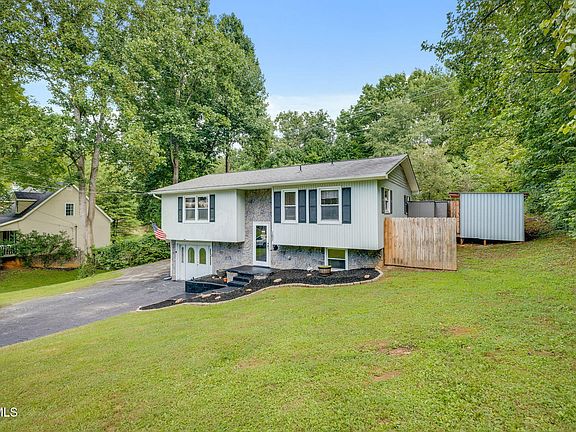 3rd image of 161 Vanderbilt Dr