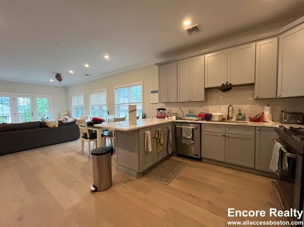 32 Cummins Hwy, Roslindale, MA