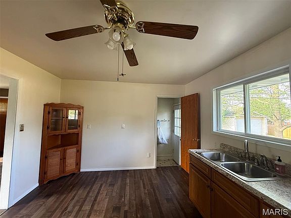 3rd image of 600 Killarney Dr