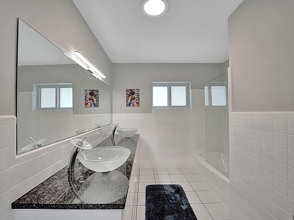 4th image of 2812 NE 27th St #1