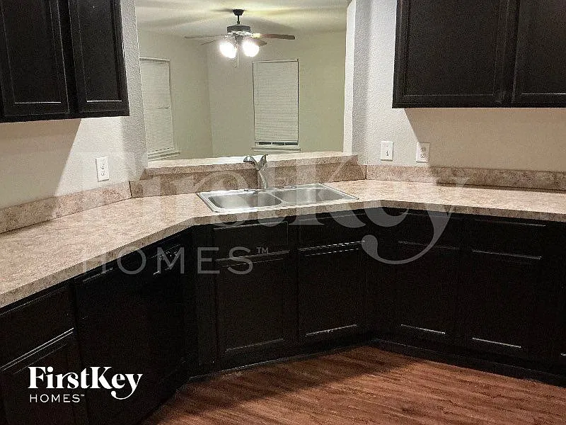 4 bed, 2.0 bath, 1701 sqft, $2,870 — Photo 3