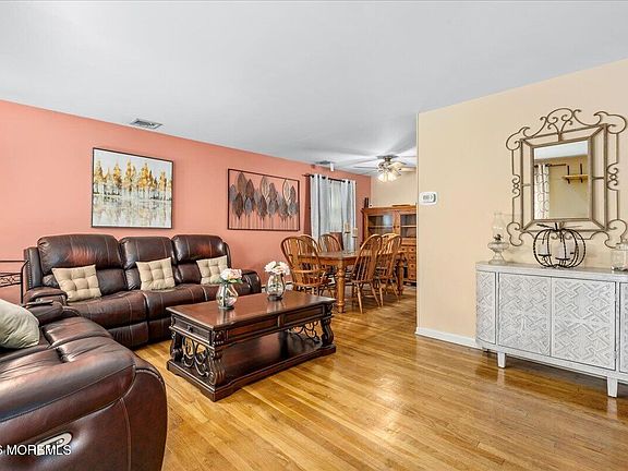 3rd image of 910 Interlaken Avenue