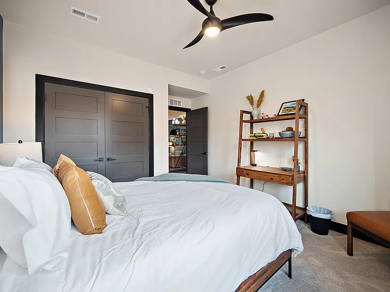 +1st floor
+Queen
+Work space
+Blackout blinds