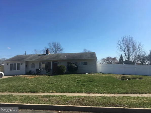 2 Schoolhouse Ln, Levittown, PA 19055