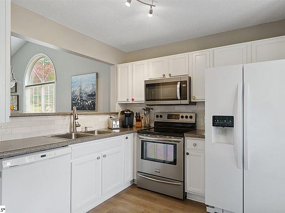 4th image of 18 Creekbend Ct