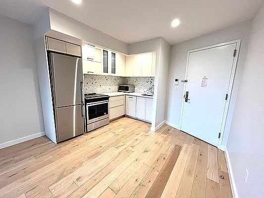 4th image of 555 Waverly Ave APT 6M