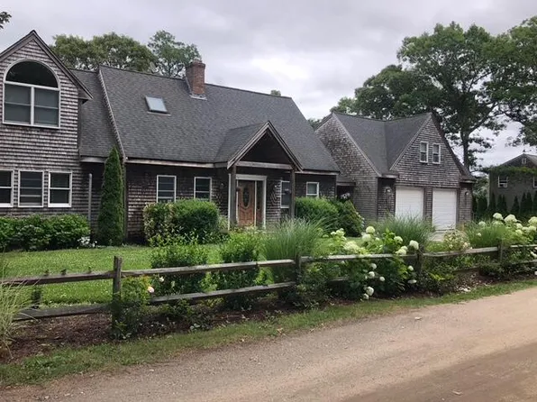 68 Front St, Oak Bluffs, MA 02557