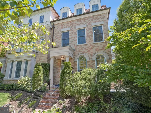 2985 38th St NW, Washington, DC 20016