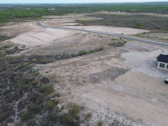 2nd image of 482 Paseo Del Lago