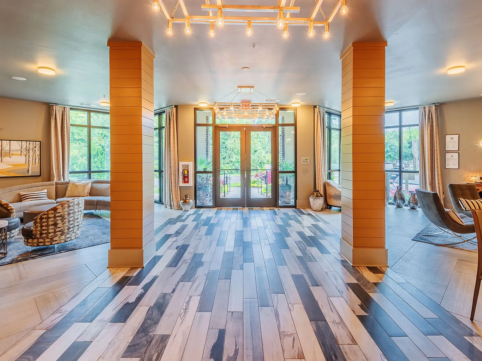 Centre Pointe Apartments — Photo 1