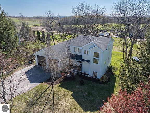2nd image of 13467 Center Rd