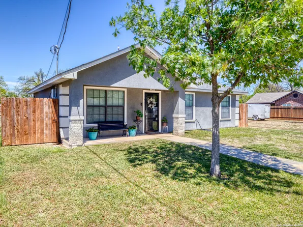 708 Ft Clark, Uvalde, TX 78801