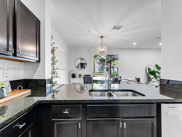 134 SE 28th Ter #10 — Photo 10