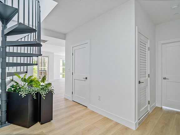 3rd image of 226 W Glebe Rd #301