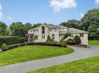 211 Doe Trl, Morganville, NJ 07751