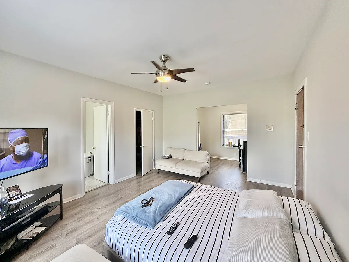 Building Photo - 7637 N Rogers Ave #2E