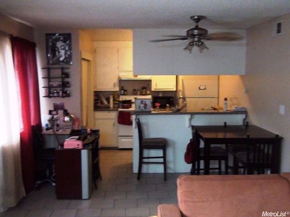Nice Kitchen area, Granite Counters, cozy and functional.