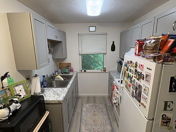 5th image of 1026 Southpark Dr APT 2-A