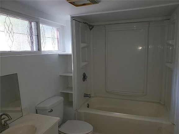4th image of 209 E Robert St