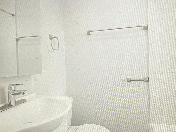5th image of 6144 N Winthrop Ave APT 201