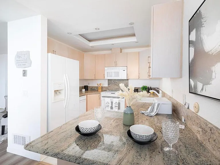 424 Stratford Ct — Photo 11
