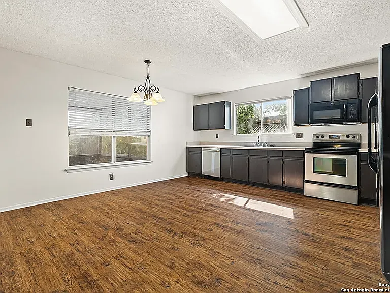 9806 Kelton Dr — Photo 5