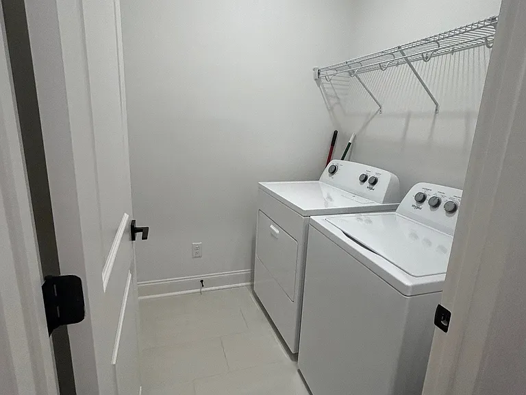 715 Southview Dr — Photo 4