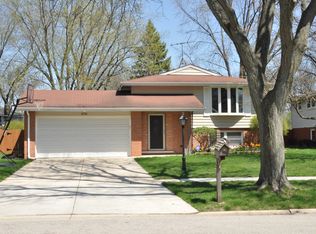 2006 E Cayuga Ln, Mount Prospect, IL 60056