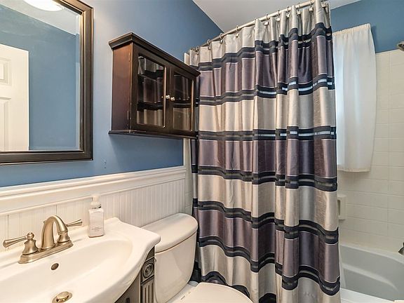 3rd image of 840 Evergreen Ln