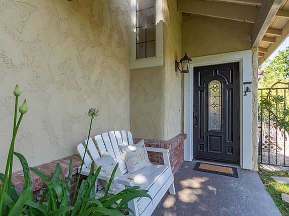 3rd image of 29672 Strawberry Hill Dr