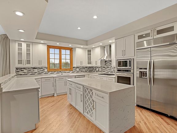 3rd image of 987 Oakhurst Ln