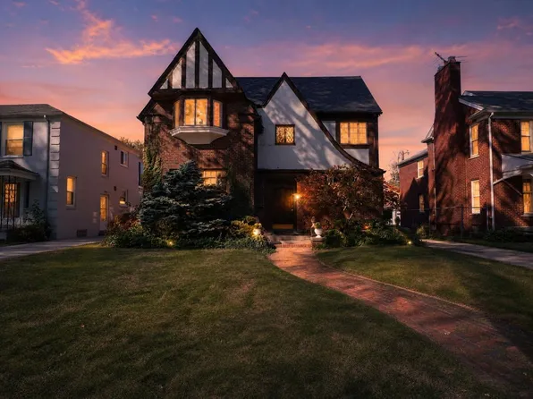 945 Harcourt Rd, Grosse Pointe Park, MI 48230